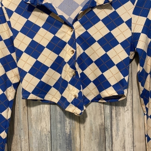 Fashion nova a day at the race | tan & blue checkered triangle crop button up| M - Picture 7 of 13